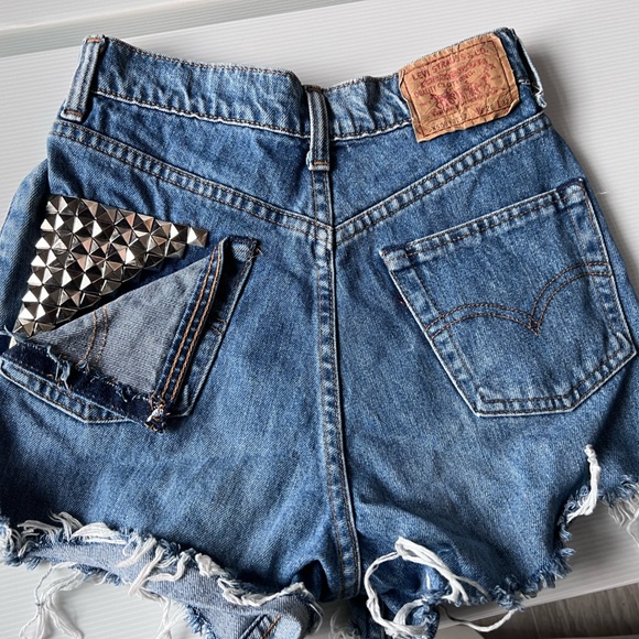 Vintage Levi’s denim short womens - Picture 2 of 3